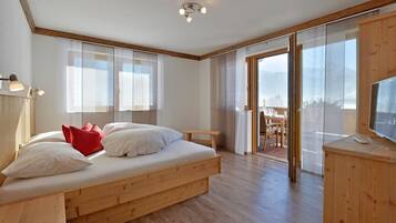 4 bedrooms, in-room safe, WiFi, bed sheets
