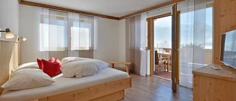 4 bedrooms, in-room safe, WiFi, bed sheets