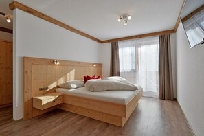 4 bedrooms, in-room safe, WiFi, bed sheets