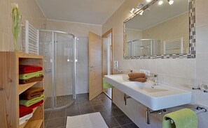 Bathtub, hair dryer, towels, toilet paper - Appart Michaela Bergblick - rest - relaxation (Hippach)