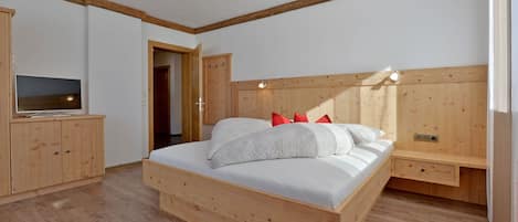 4 bedrooms, in-room safe, WiFi, bed sheets