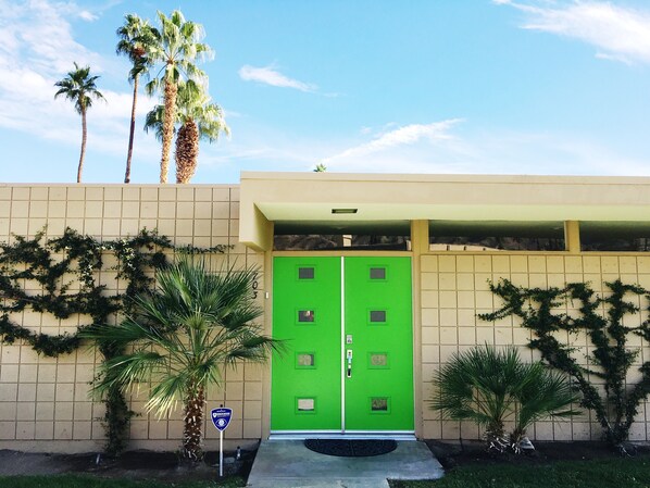 Exterior - Renovated mid-century escape, with brand new kitchen and bathrooms. (Palm Desert)