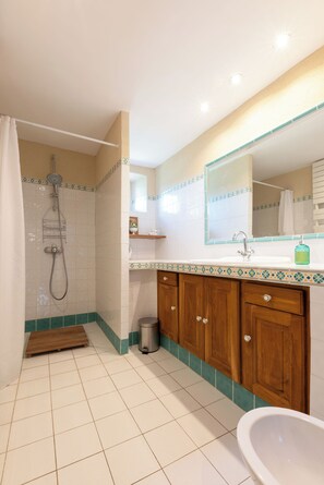 Badewanne, Haartrockner, Bidet, Handtücher