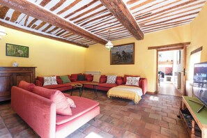 Smart TV, ping pong, books, offices