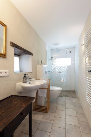 Bathtub, hair dryer, bidet, towels - Cévennes : beautiful 17th century house, 120ha, Swimming pool, Wifi (Monoblet)