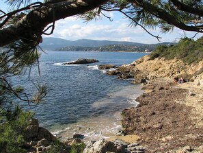 A coastal landscape with rocky terrain and a body of water. - Terraced house with 2 bedrooms  (Cogolin)