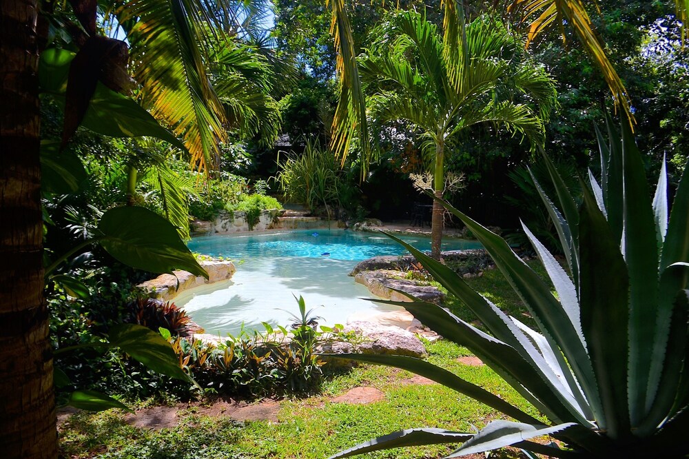 Mexican Hacienda - Hidden Gem in Jungle w/ Waterfall Pool & 5 min. Xcaret Park