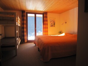 4 bedrooms, iron/ironing board, free WiFi