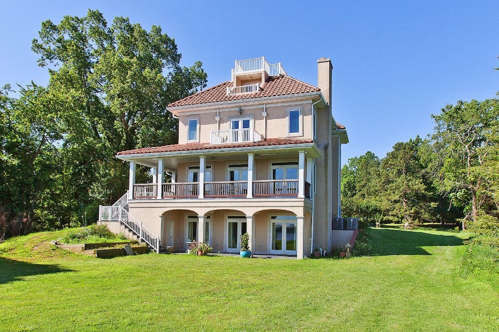 Relax And Reconnect With Expansive Views Of The Historic James River