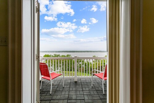 Relax And Reconnect With Expansive Views Of The Historic James River