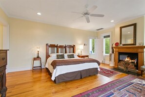 4 bedrooms, iron/ironing board, travel crib, free WiFi