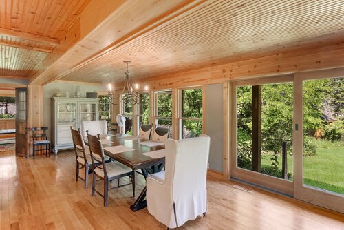 Home On The Crystal River In Glen Arbor! Pontoon Available to rent