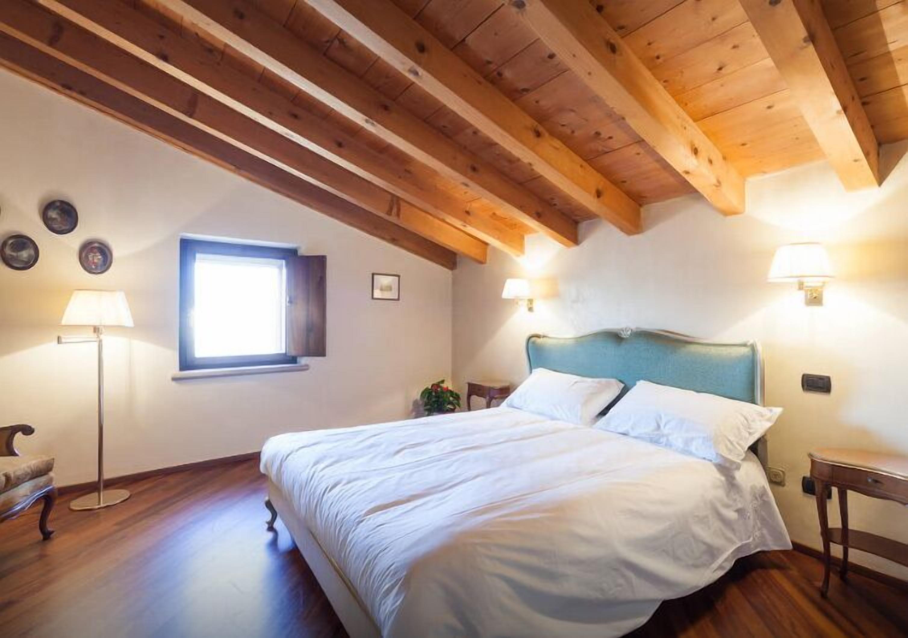 Qiet bedroom on Adige river
