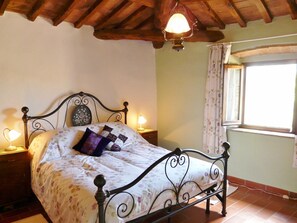 15 slaapkamers, een bureau, een strijkplank/strijkijzer, reisbedje