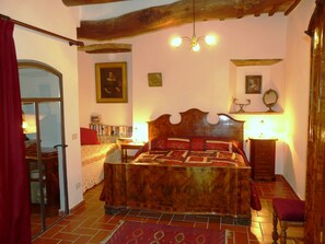 15 chambres, bureau, fer et planche à repasser, lit de bébé portatif