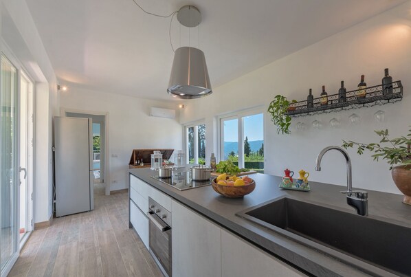 Jääkaappi, mikroaaltouuni, uuni, liesi