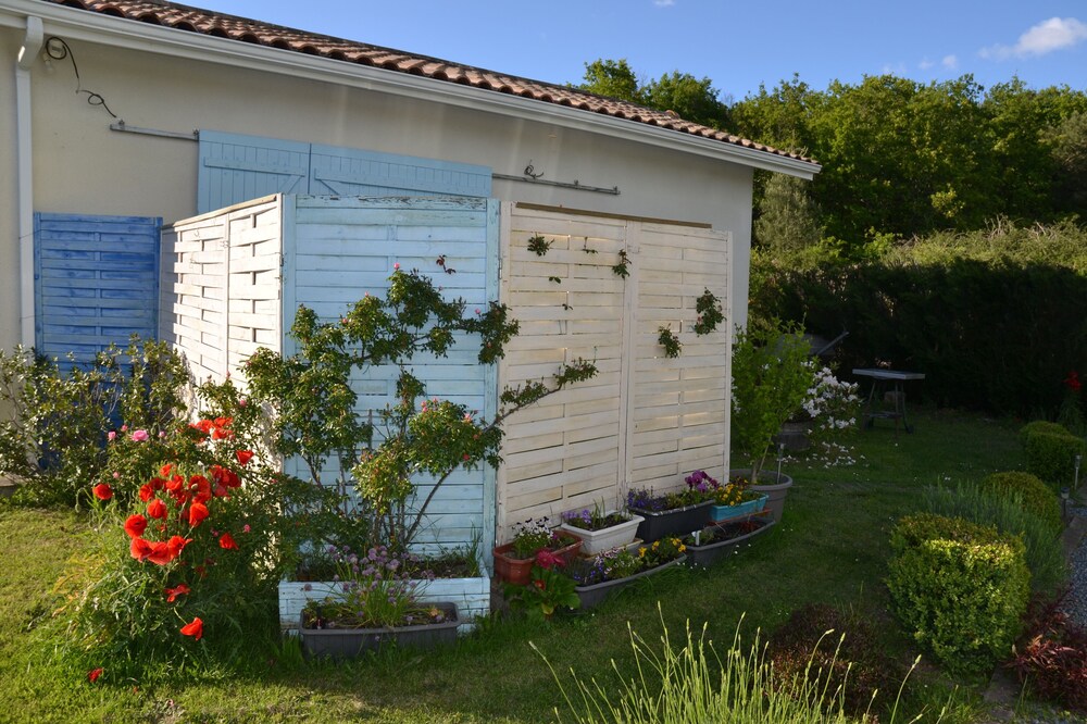 Bedenac (3km from RN10) between Bordeaux and Jonzac Joli T1 bis