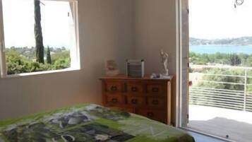 4 habitaciones, tabla de planchar con plancha, wifi y ropa de cama