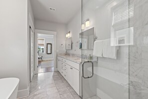 Bathtub, hair dryer, towels - Marshall Cottage - Gulf Views from 3rd Floor Balcony! Free Bikes/Fitness/Tennis (Seacrest Beach)