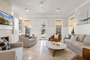 Tv, eldstad, dvd-spelare och ett filmbibliotek