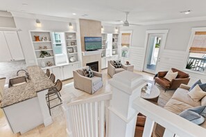 Tv, eldstad, dvd-spelare och ett filmbibliotek