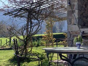 Outdoor dining - Bucolic 1820's Farmhouse With All Amenities In The Heart Of The Beaujolais (Monsols)