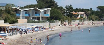 HOLIDAY 50 m from MAR VIVO beach, les SABLETTES, private parking, air conditioning, terrace