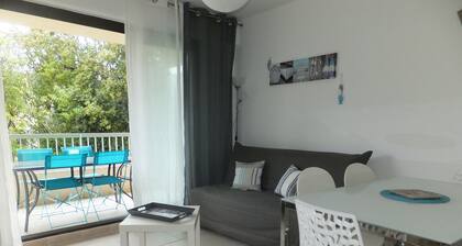 HOLIDAY 50 m from MAR VIVO beach, les SABLETTES, private parking, air conditioning, terrace