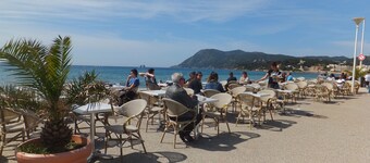 HOLIDAY 50 m from MAR VIVO beach, les SABLETTES, private parking, air conditioning, terrace