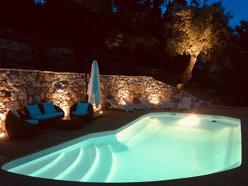 Freundliche, von Olivenbäumen umgebende Villa mit schönem Meerblick u. Pool