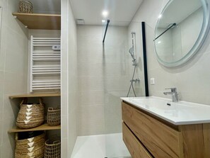 Combined shower/bathtub, hair dryer, towels, soap - Welcoming air-conditioned villa with lovely sea view and swimming pool surrounded by olive trees (Vence)