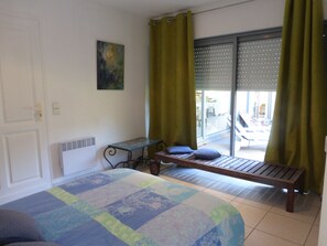 2 slaapkamers, een strijkplank/strijkijzer, reisbedje, gratis wifi