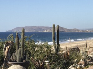 Sur la plage, chaise longue, serviettes de plage