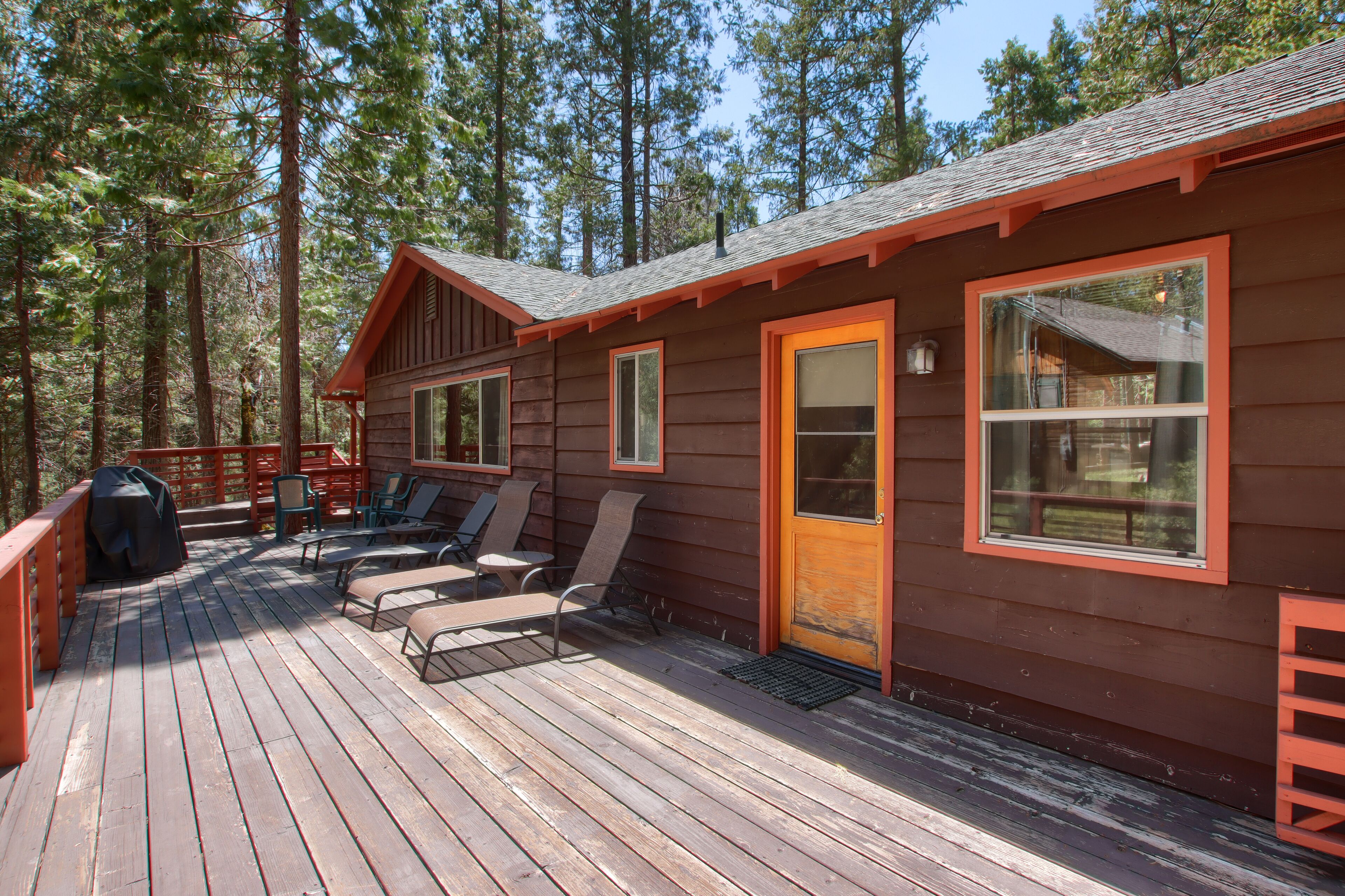 Side deck with plenty of lounge chairs off 4th bedroom