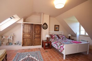 5 bedrooms, iron/ironing board, travel crib, free WiFi