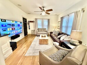 Smart TV, reproductor de DVD, libros y estéreo