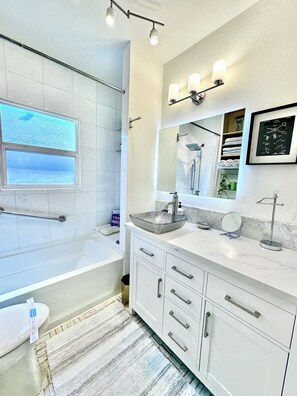 Ensemble douche/baignoire, sèche-cheveux, serviettes fournies, savon