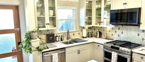 Frigorifero, microonde, forno, piano cottura