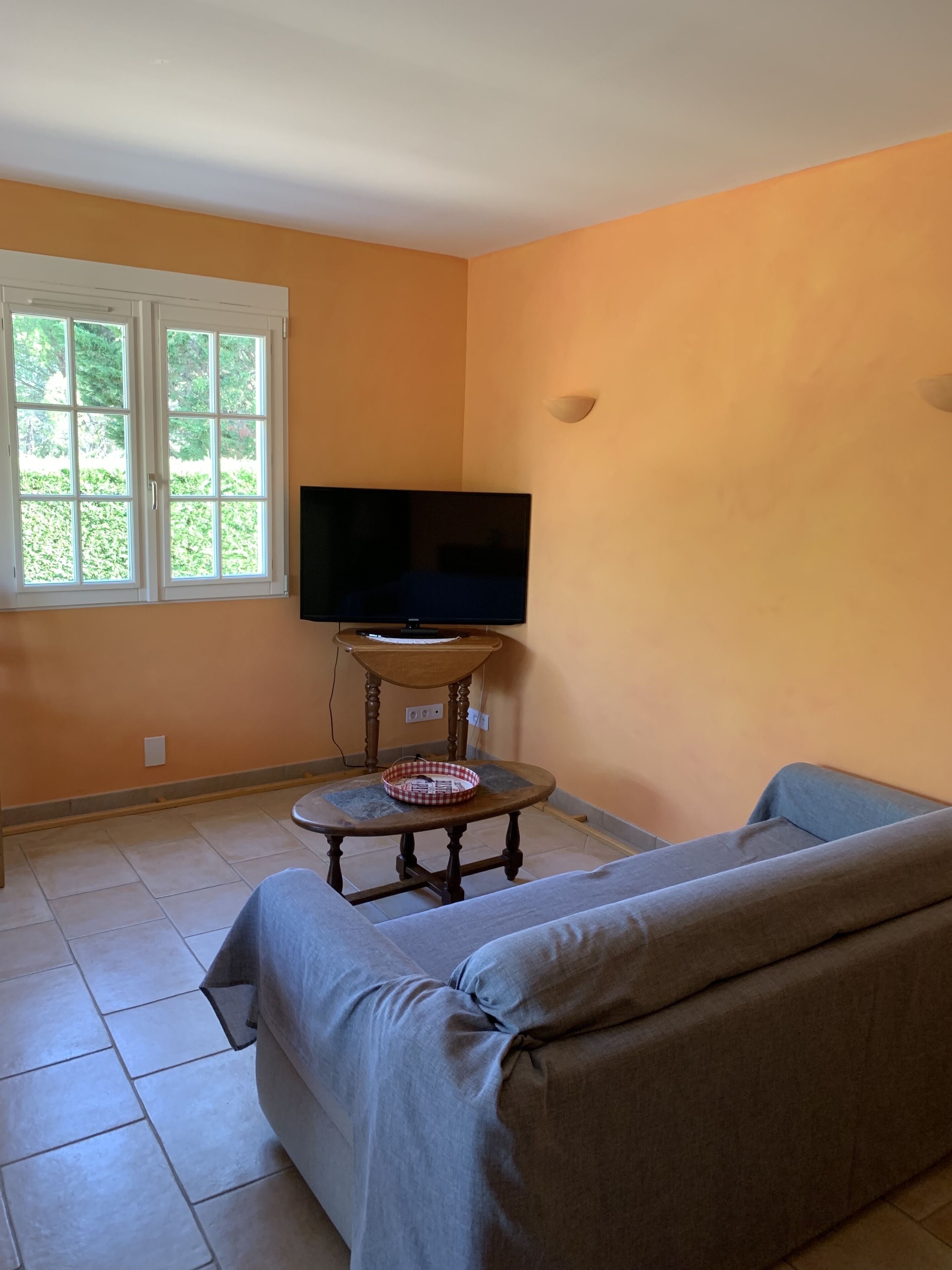 Recent and independent house close to the Medieval city and a lake