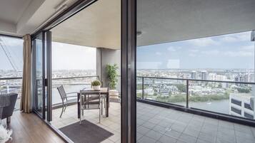 Appartement Panoramique, 2 chambres, vue fleuve | Coin séjour | Télévision à écran plat, Netflix