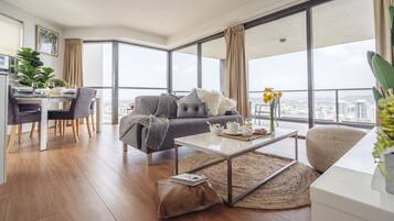 Appartement Panoramique, 2 chambres, vue fleuve | Coin séjour | Télévision à écran plat, Netflix
