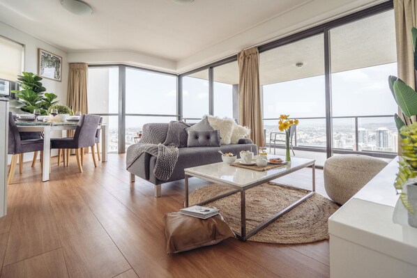 Panoramic-Apartment, 2 Schlafzimmer, Flussblick | Wohnbereich | Flachbildfernseher, Netflix