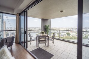 2 makuuhuonetta, yksilöllisesti sisustettu, yksilöllisesti kalustettu