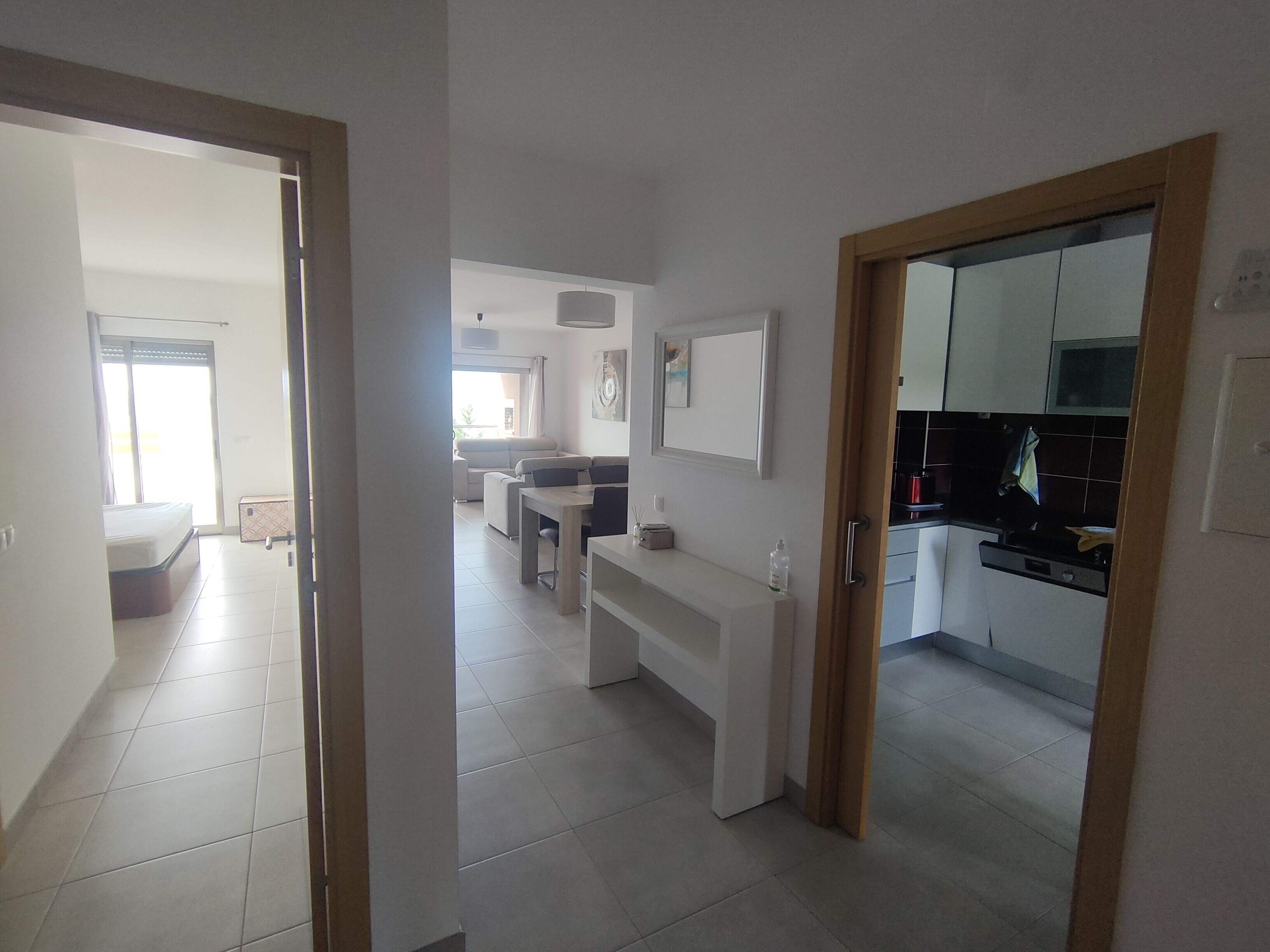 Un appartement moderne comprenant un espace de vie, un coin repas et une cuisine.