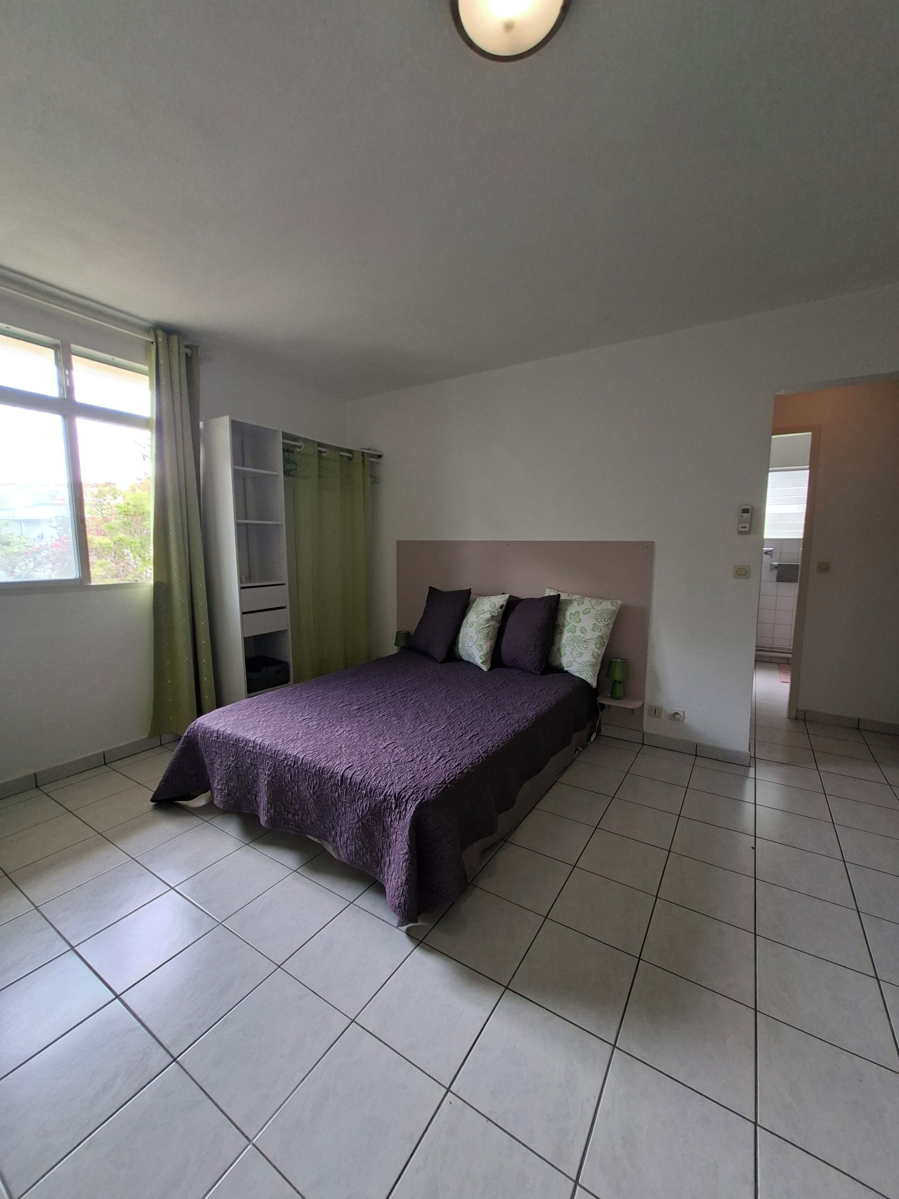 Iron/ironing board, bed sheets