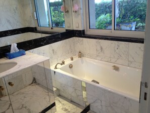 Bathtub, bidet, towels - 3 ROOMS APARTMENT WATERFRONT GULF JUAN PALAIS NAPOLEON (Vallauris)