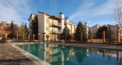 VAULTED CEILINGS, GIANT VIEWS-WALK/BUS TO GONDOLA SQUARE! 2 BR/2 BA POOL HOT TUB