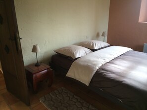 2 habitaciones, tabla de planchar con plancha, internet y ropa de cama 