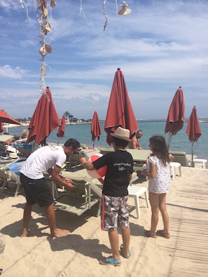 Una spiaggia nelle vicinanze