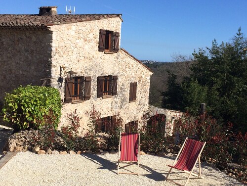 aito viehättävä talo rauhallisella ja metsäisellä puistolla.